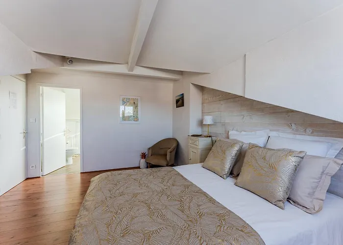 La Chambre Dorée du Bassin